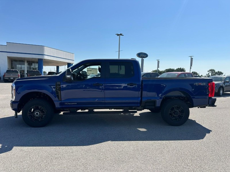 Ford Super Duty F-250 SRW Vehicle Full-screen Gallery Image 2