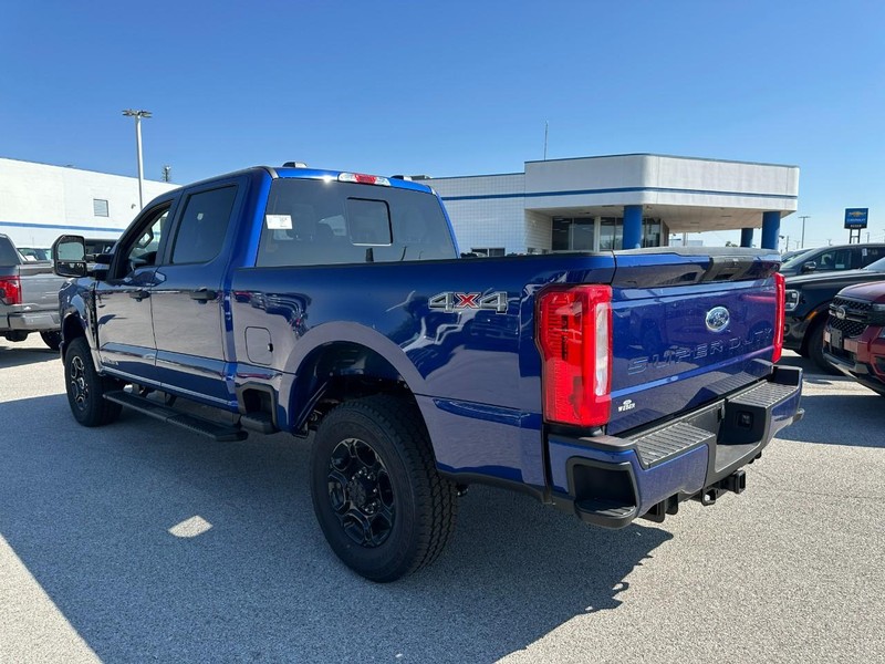 Ford Super Duty F-250 SRW Vehicle Full-screen Gallery Image 3