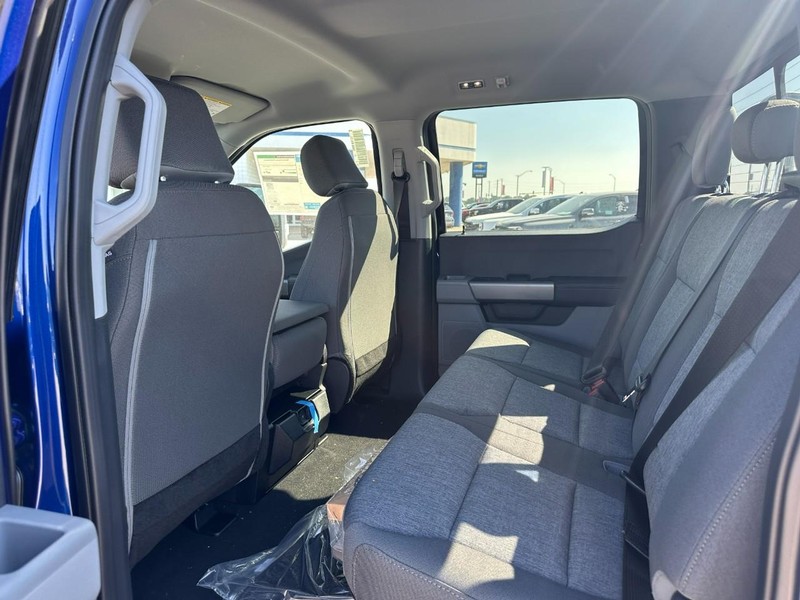 Ford Super Duty F-250 SRW Vehicle Full-screen Gallery Image 4