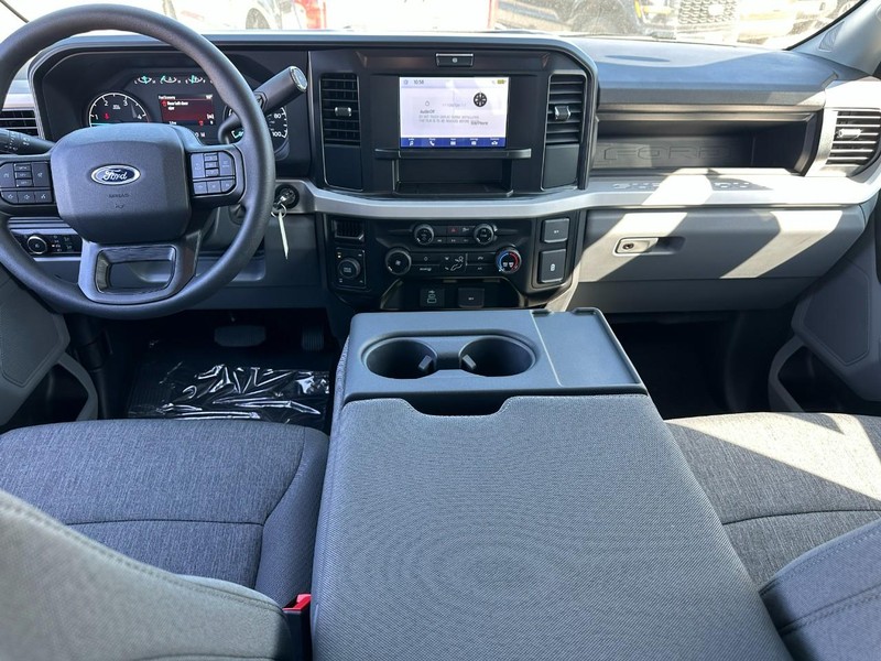 Ford Super Duty F-250 SRW Vehicle Full-screen Gallery Image 5