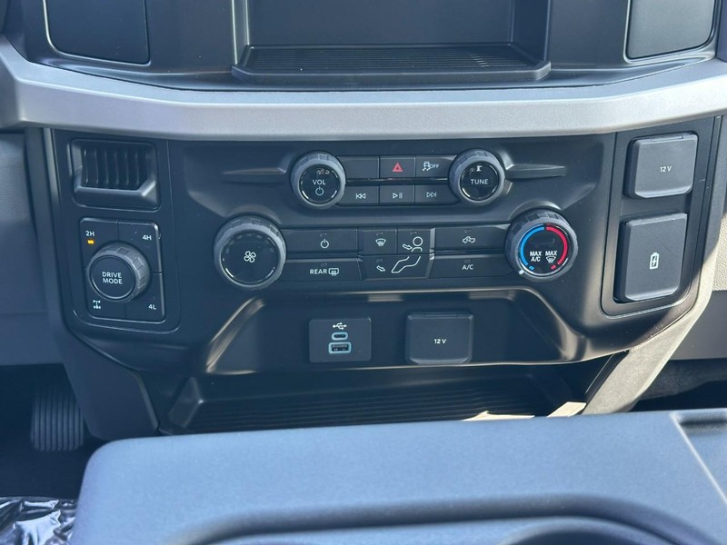 Ford Super Duty F-250 SRW Vehicle Full-screen Gallery Image 8