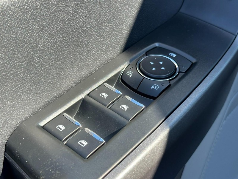 Ford Super Duty F-250 SRW Vehicle Full-screen Gallery Image 9