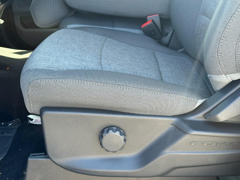 Ford Super Duty F-250 SRW Vehicle Full-screen Gallery Image 10