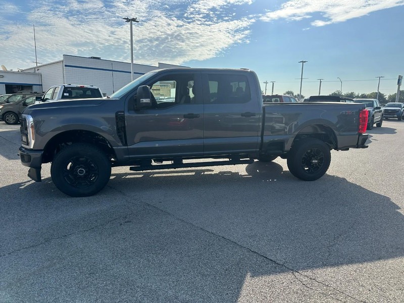 Ford Super Duty F-250 SRW Vehicle Full-screen Gallery Image 2