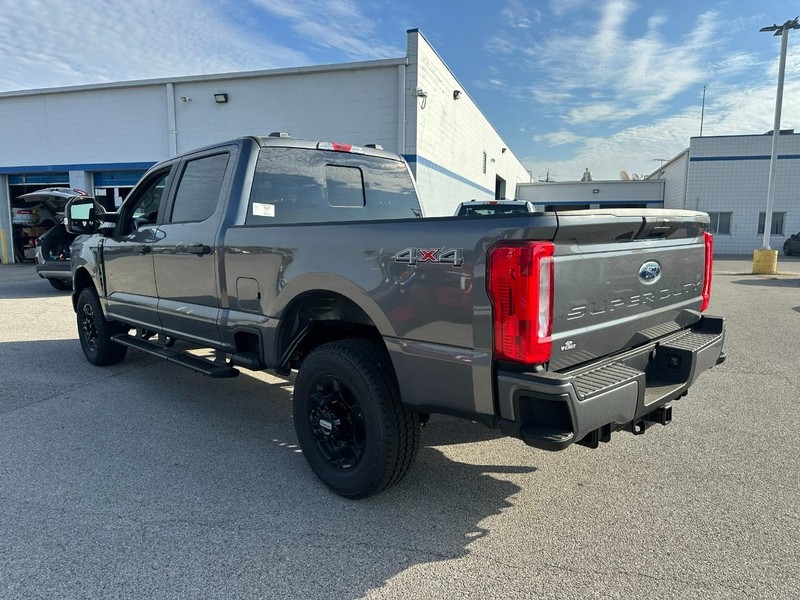 Ford Super Duty F-250 SRW Vehicle Full-screen Gallery Image 3