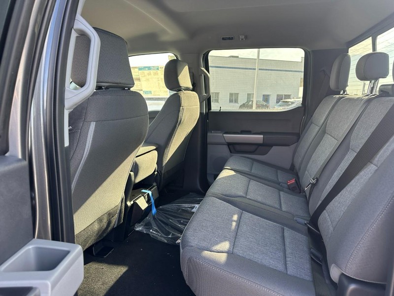 Ford Super Duty F-250 SRW Vehicle Full-screen Gallery Image 4