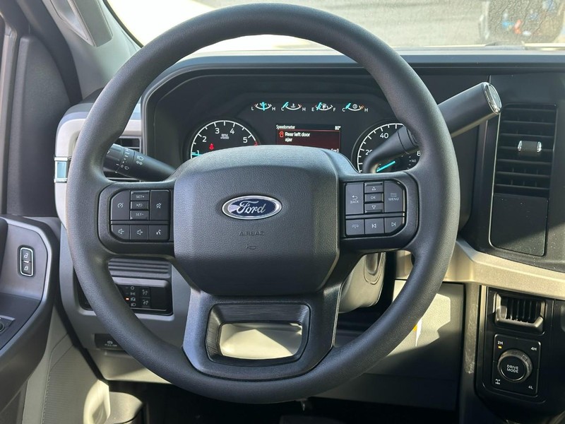 Ford Super Duty F-250 SRW Vehicle Full-screen Gallery Image 6