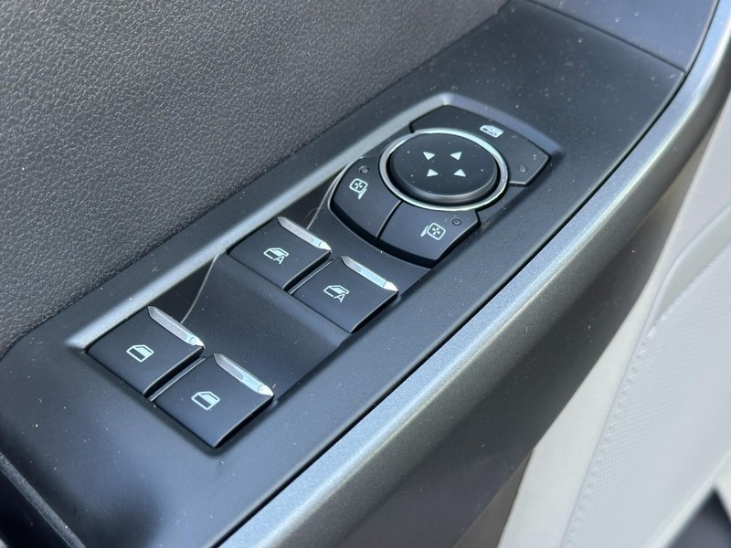 Ford Super Duty F-250 SRW Vehicle Full-screen Gallery Image 9