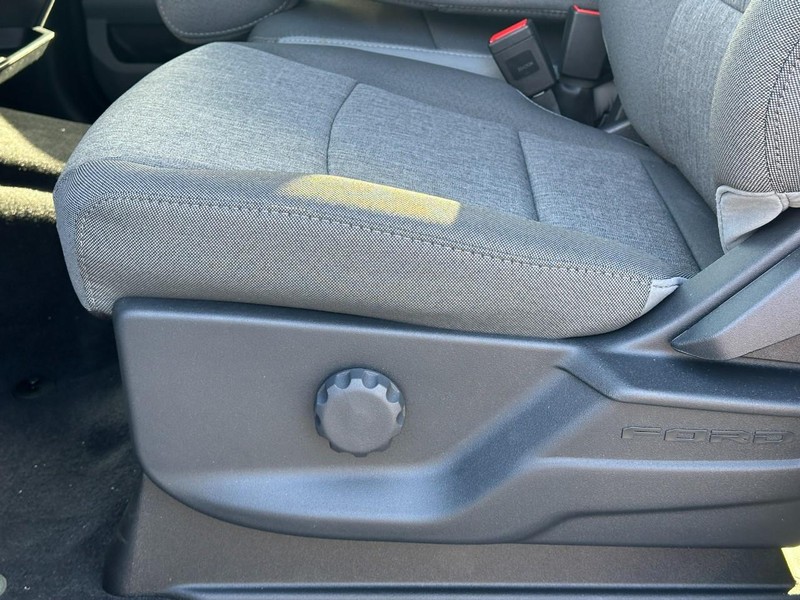 Ford Super Duty F-250 SRW Vehicle Full-screen Gallery Image 10