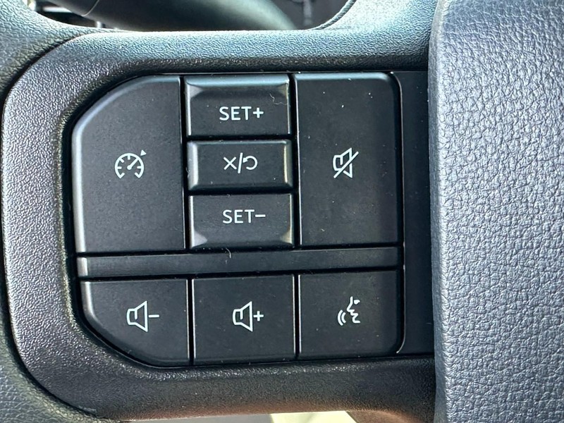 Ford Super Duty F-250 SRW Vehicle Full-screen Gallery Image 11