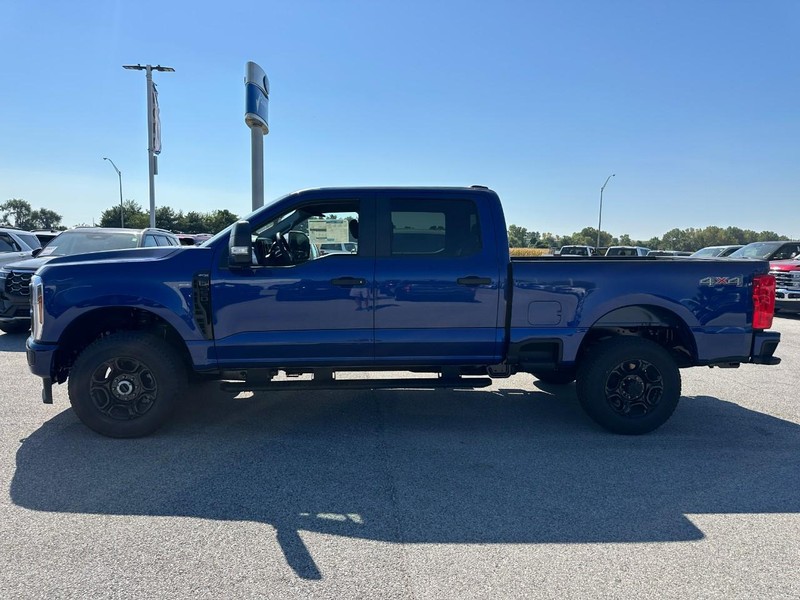 Ford Super Duty F-250 SRW Vehicle Full-screen Gallery Image 2