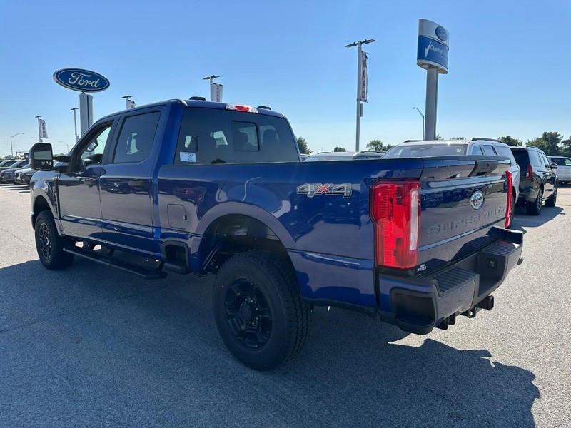 Ford Super Duty F-250 SRW Vehicle Full-screen Gallery Image 3