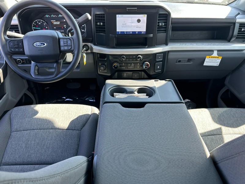 Ford Super Duty F-250 SRW Vehicle Full-screen Gallery Image 5