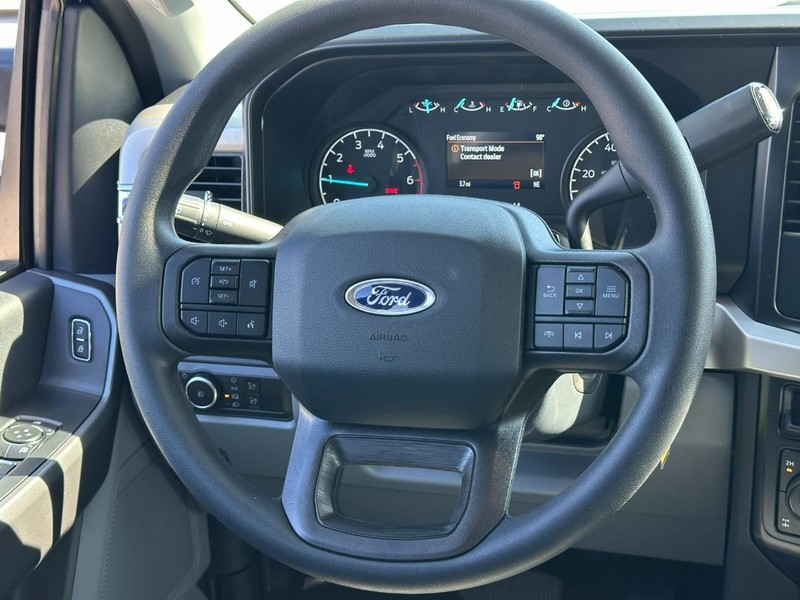 Ford Super Duty F-250 SRW Vehicle Full-screen Gallery Image 6