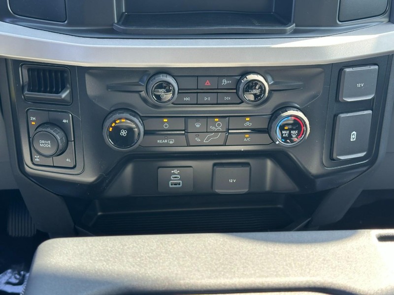 Ford Super Duty F-250 SRW Vehicle Full-screen Gallery Image 8