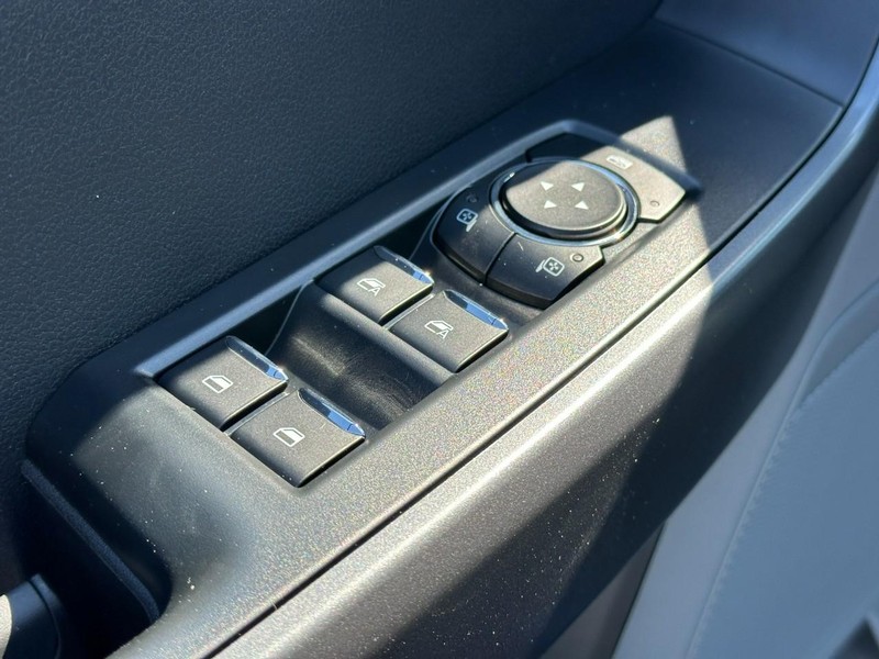 Ford Super Duty F-250 SRW Vehicle Full-screen Gallery Image 9