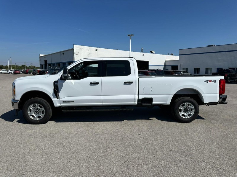 Ford Super Duty F-250 SRW Vehicle Full-screen Gallery Image 2