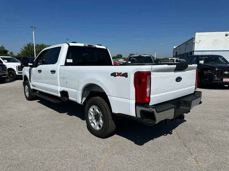 Ford Super Duty F-250 SRW Vehicle Full-screen Gallery Image 3