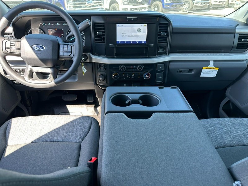 Ford Super Duty F-250 SRW Vehicle Full-screen Gallery Image 5