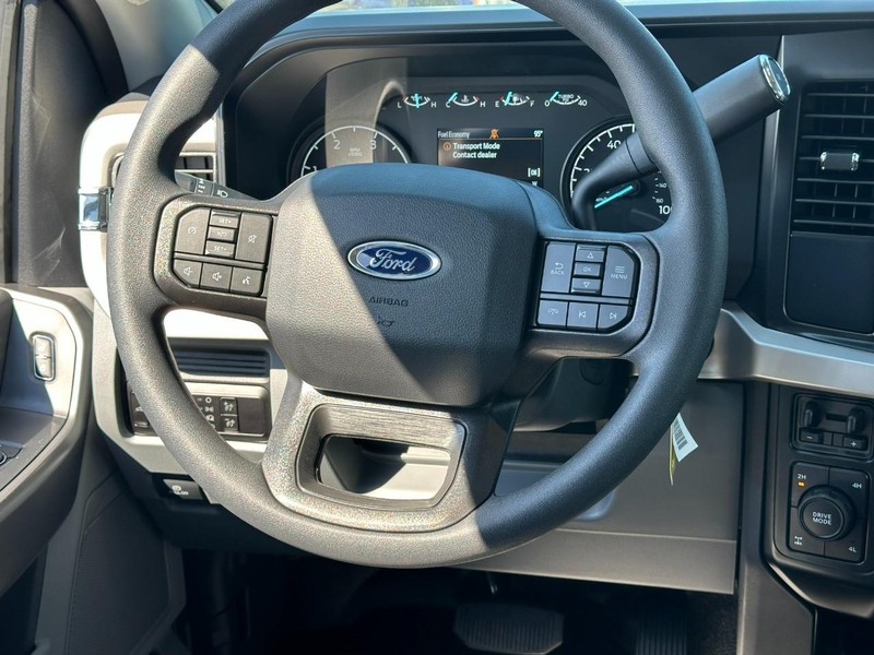 Ford Super Duty F-250 SRW Vehicle Full-screen Gallery Image 6