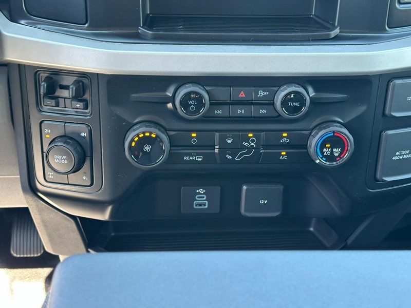 Ford Super Duty F-250 SRW Vehicle Full-screen Gallery Image 8