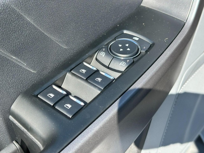 Ford Super Duty F-250 SRW Vehicle Full-screen Gallery Image 9