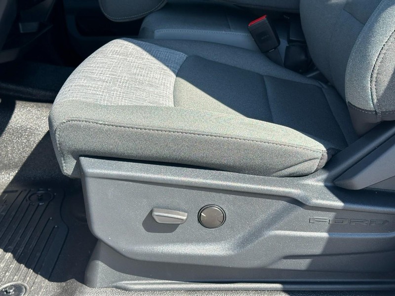 Ford Super Duty F-250 SRW Vehicle Full-screen Gallery Image 10