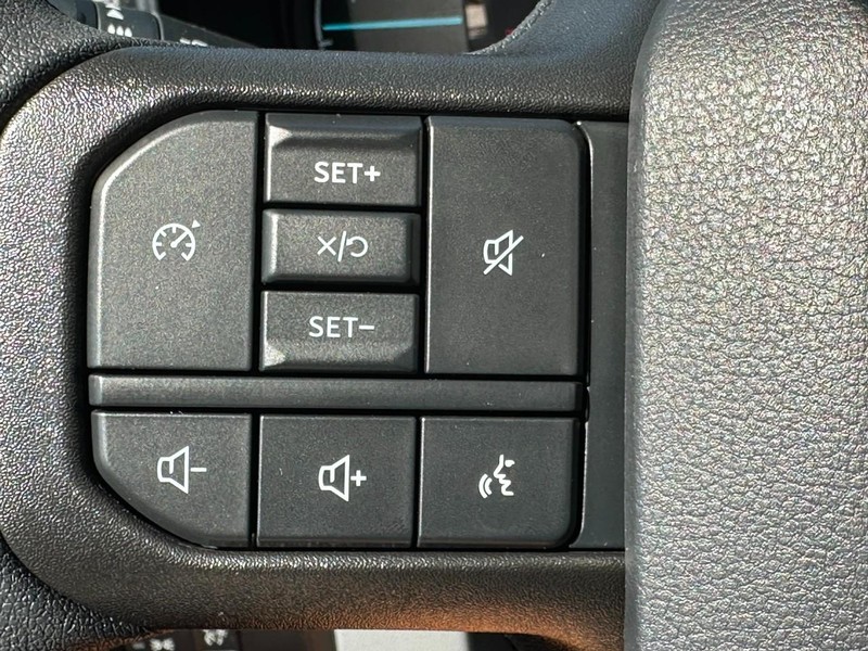 Ford Super Duty F-250 SRW Vehicle Full-screen Gallery Image 11