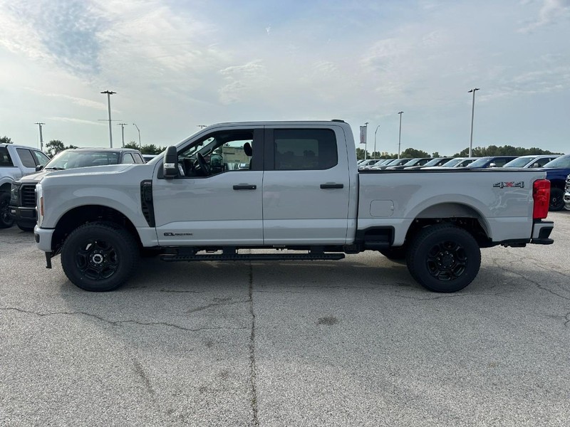 Ford Super Duty F-250 SRW Vehicle Full-screen Gallery Image 2