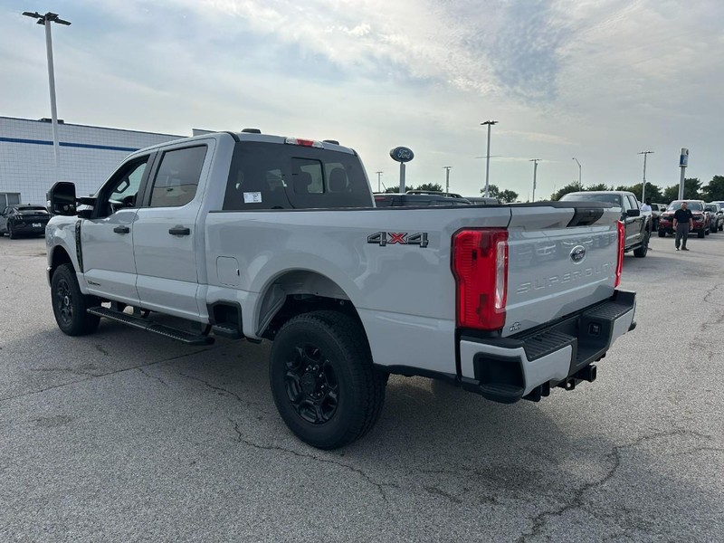 Ford Super Duty F-250 SRW Vehicle Full-screen Gallery Image 3