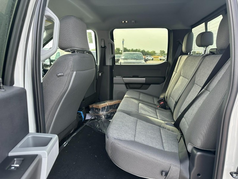 Ford Super Duty F-250 SRW Vehicle Full-screen Gallery Image 4