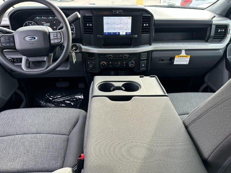 Ford Super Duty F-250 SRW Vehicle Full-screen Gallery Image 5
