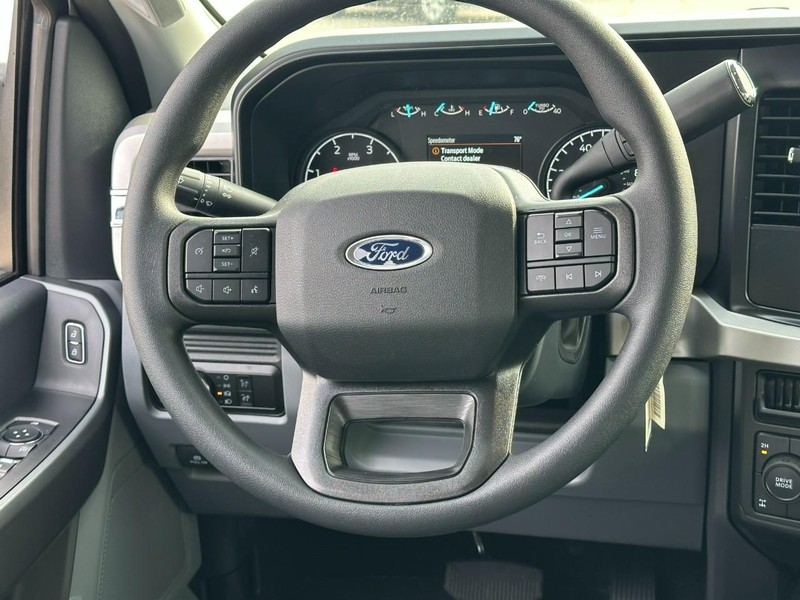 Ford Super Duty F-250 SRW Vehicle Full-screen Gallery Image 6