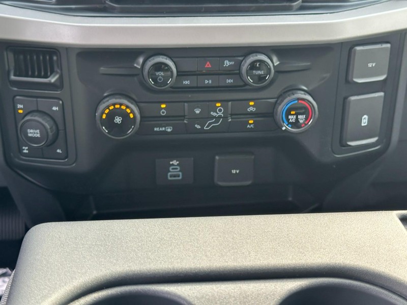 Ford Super Duty F-250 SRW Vehicle Full-screen Gallery Image 8