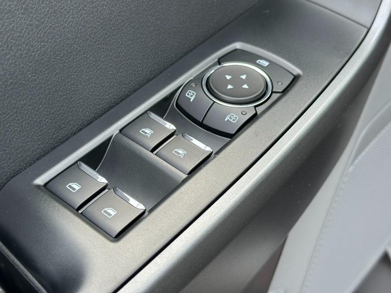 Ford Super Duty F-250 SRW Vehicle Full-screen Gallery Image 9