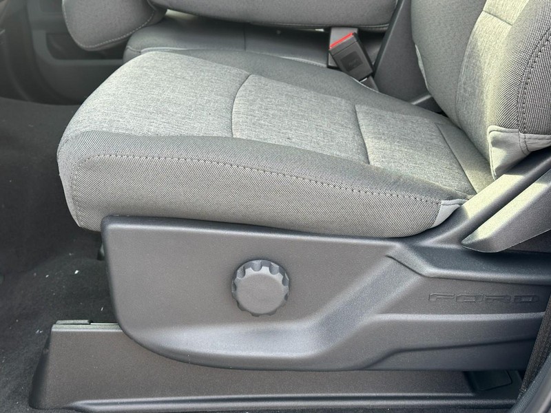 Ford Super Duty F-250 SRW Vehicle Full-screen Gallery Image 10