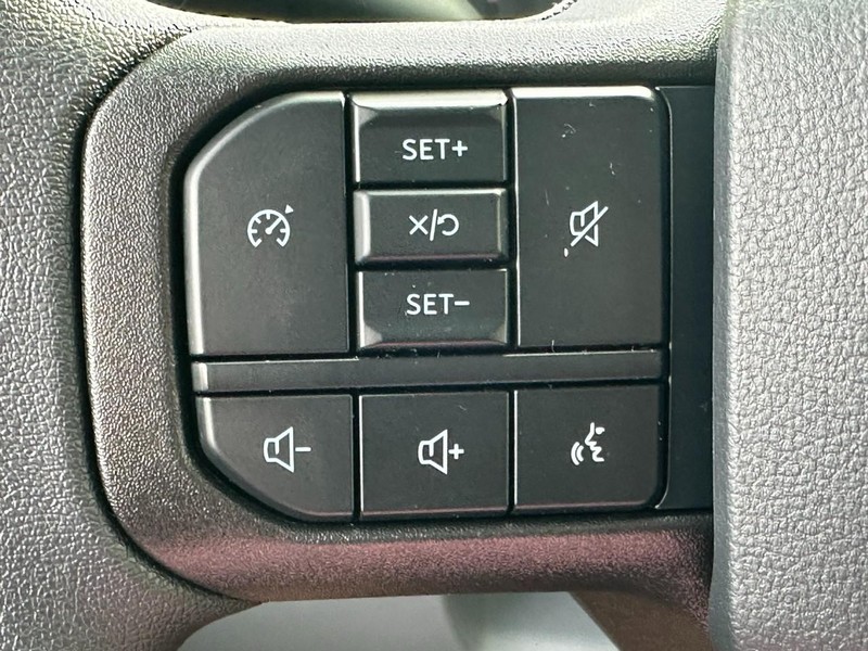 Ford Super Duty F-250 SRW Vehicle Full-screen Gallery Image 11