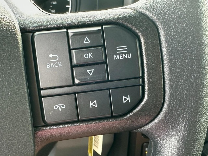 Ford Super Duty F-250 SRW Vehicle Full-screen Gallery Image 12