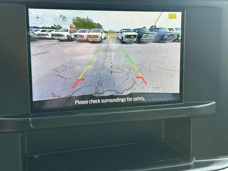 Ford Super Duty F-250 SRW Vehicle Full-screen Gallery Image 13