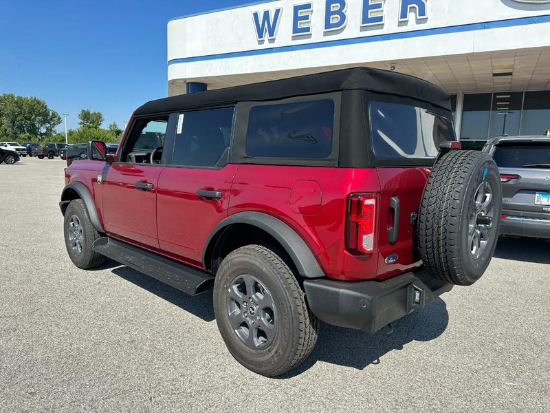 Ford Bronco Vehicle Full-screen Gallery Image 3