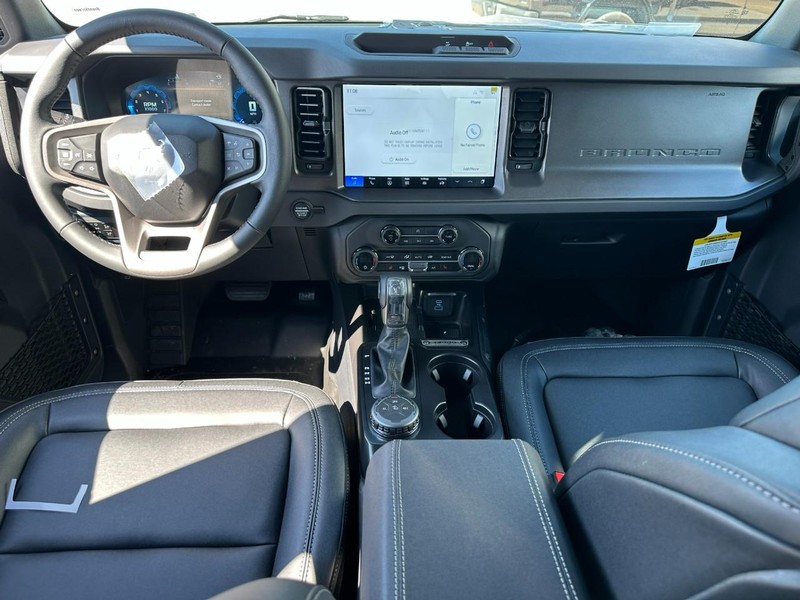 Ford Bronco Vehicle Full-screen Gallery Image 5