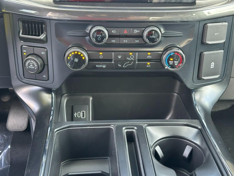 Ford F-150 Vehicle Full-screen Gallery Image 8