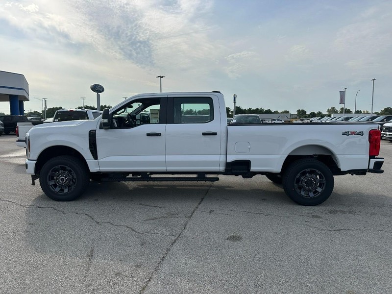 Ford Super Duty F-250 SRW Vehicle Full-screen Gallery Image 2