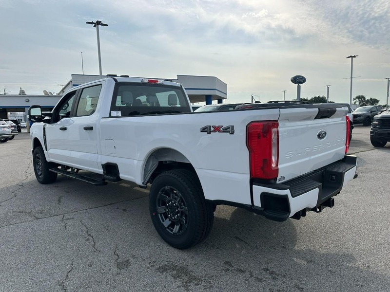 Ford Super Duty F-250 SRW Vehicle Full-screen Gallery Image 3