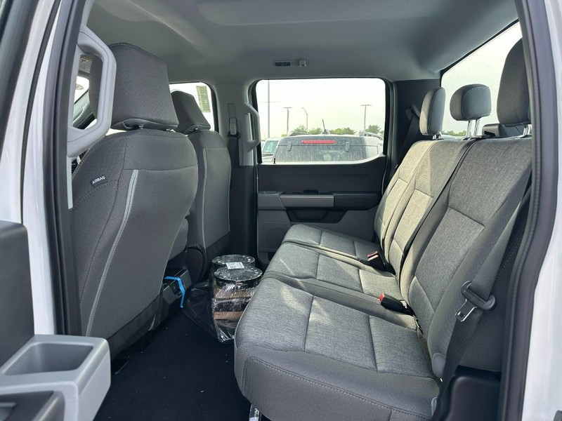 Ford Super Duty F-250 SRW Vehicle Full-screen Gallery Image 4