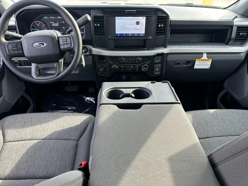 Ford Super Duty F-250 SRW Vehicle Full-screen Gallery Image 5
