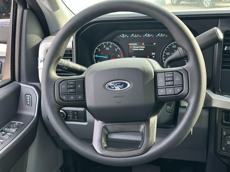 Ford Super Duty F-250 SRW Vehicle Full-screen Gallery Image 6