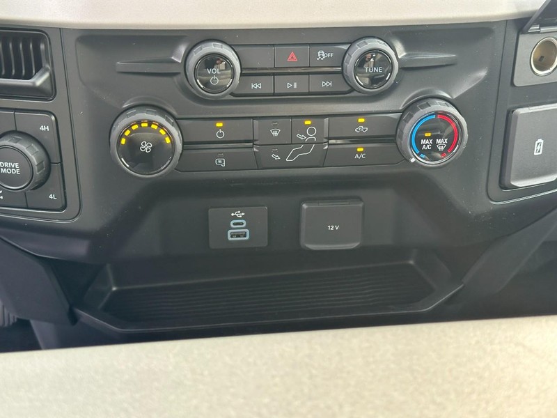 Ford Super Duty F-250 SRW Vehicle Full-screen Gallery Image 8