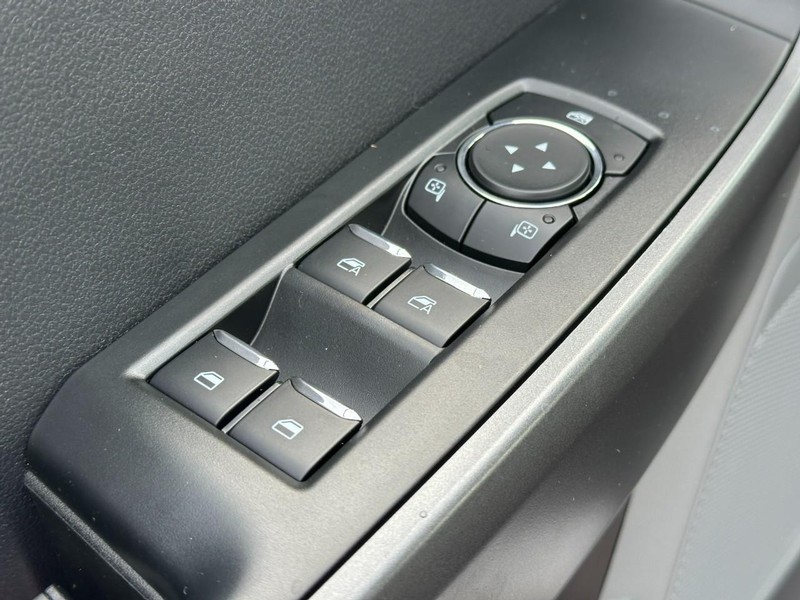 Ford Super Duty F-250 SRW Vehicle Full-screen Gallery Image 9