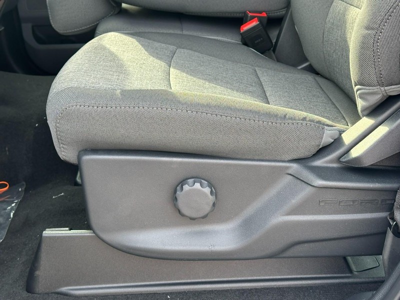 Ford Super Duty F-250 SRW Vehicle Full-screen Gallery Image 10